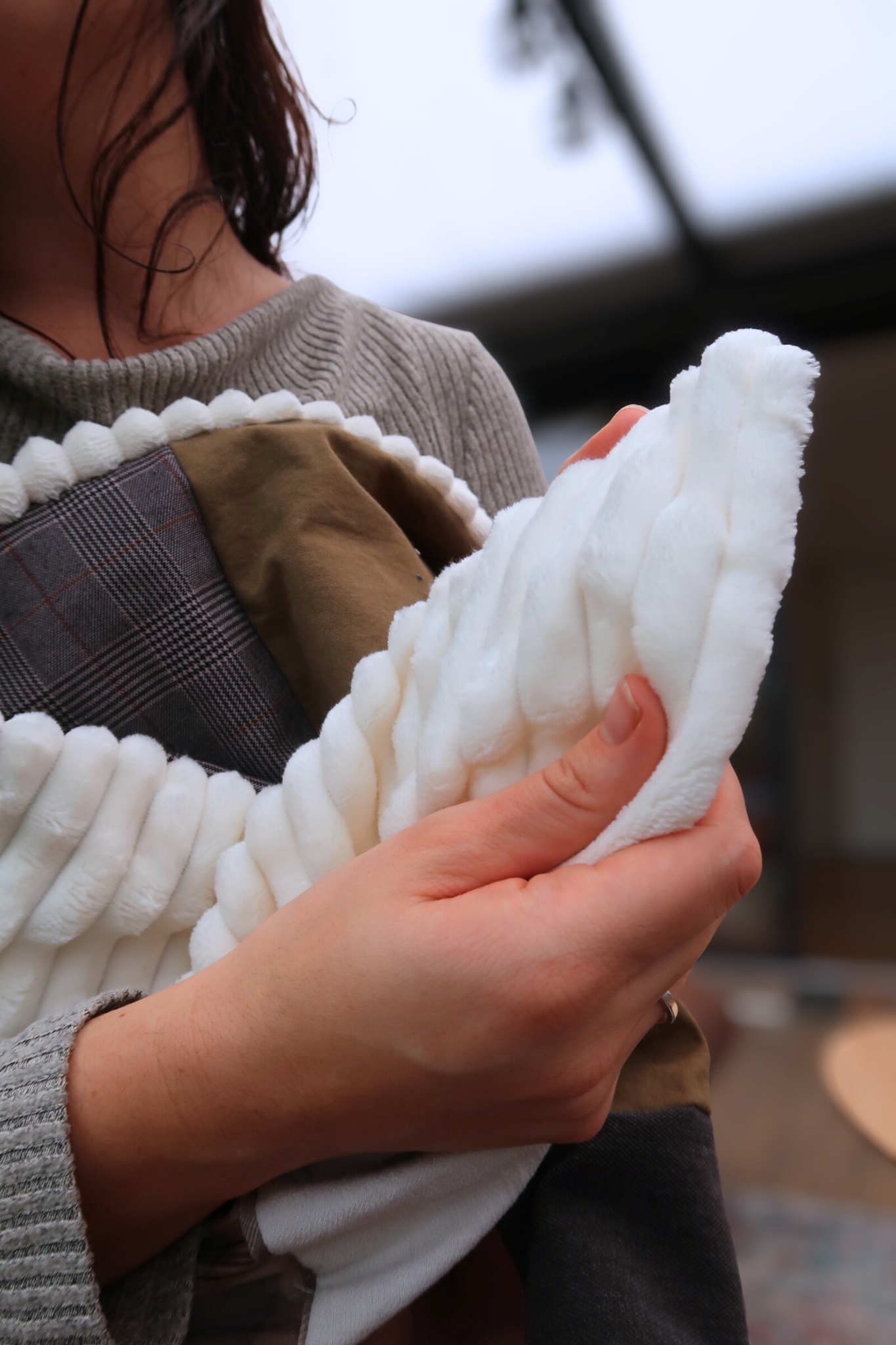 Gros plan sur le tissu minky doux au dos d’une couverture souvenir