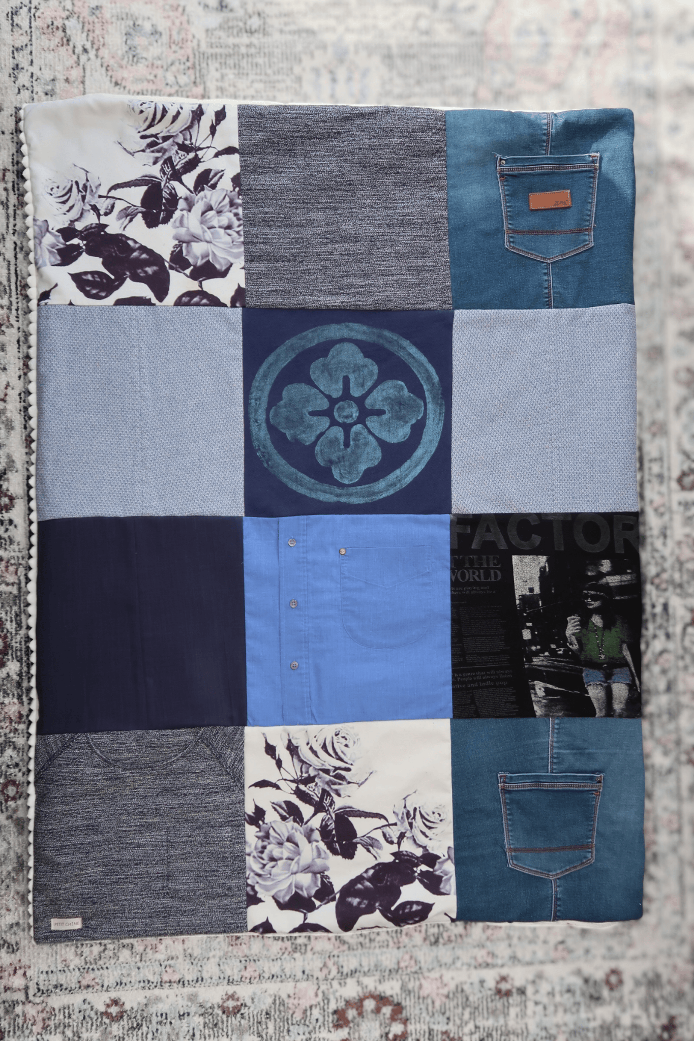 Couverture souvenir taille S dépliée, composée de 12 carrés de vêtements