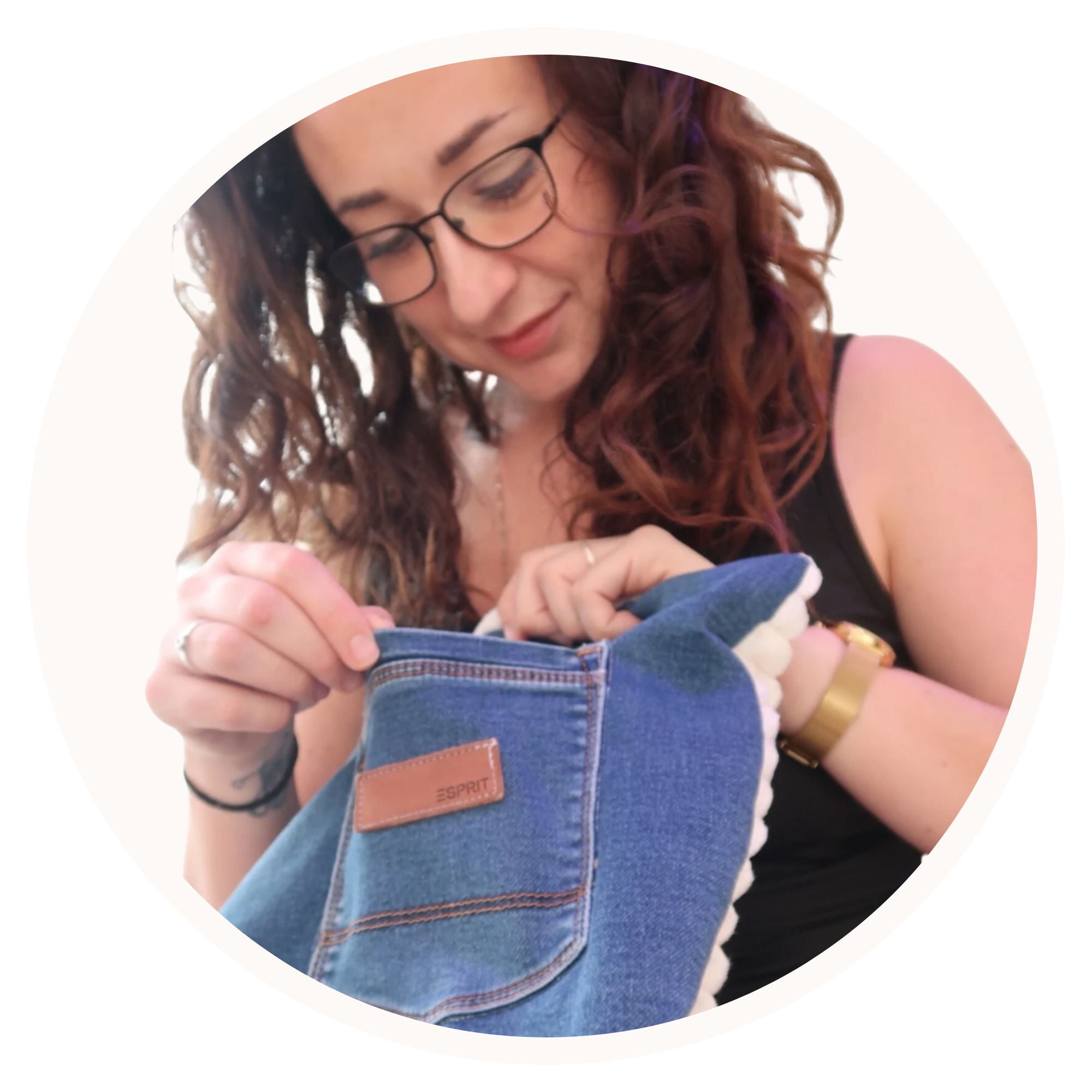 Maéva, fondatrice de Petit Chêne, observant une couverture souvenir réalisée à partir de vêtements