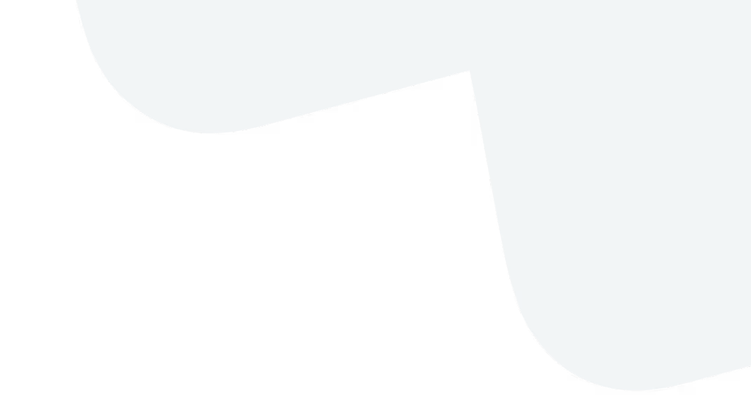 Formes angulaires abstraites gris clair sur fond noir, ressemblant à des découpes en couches.