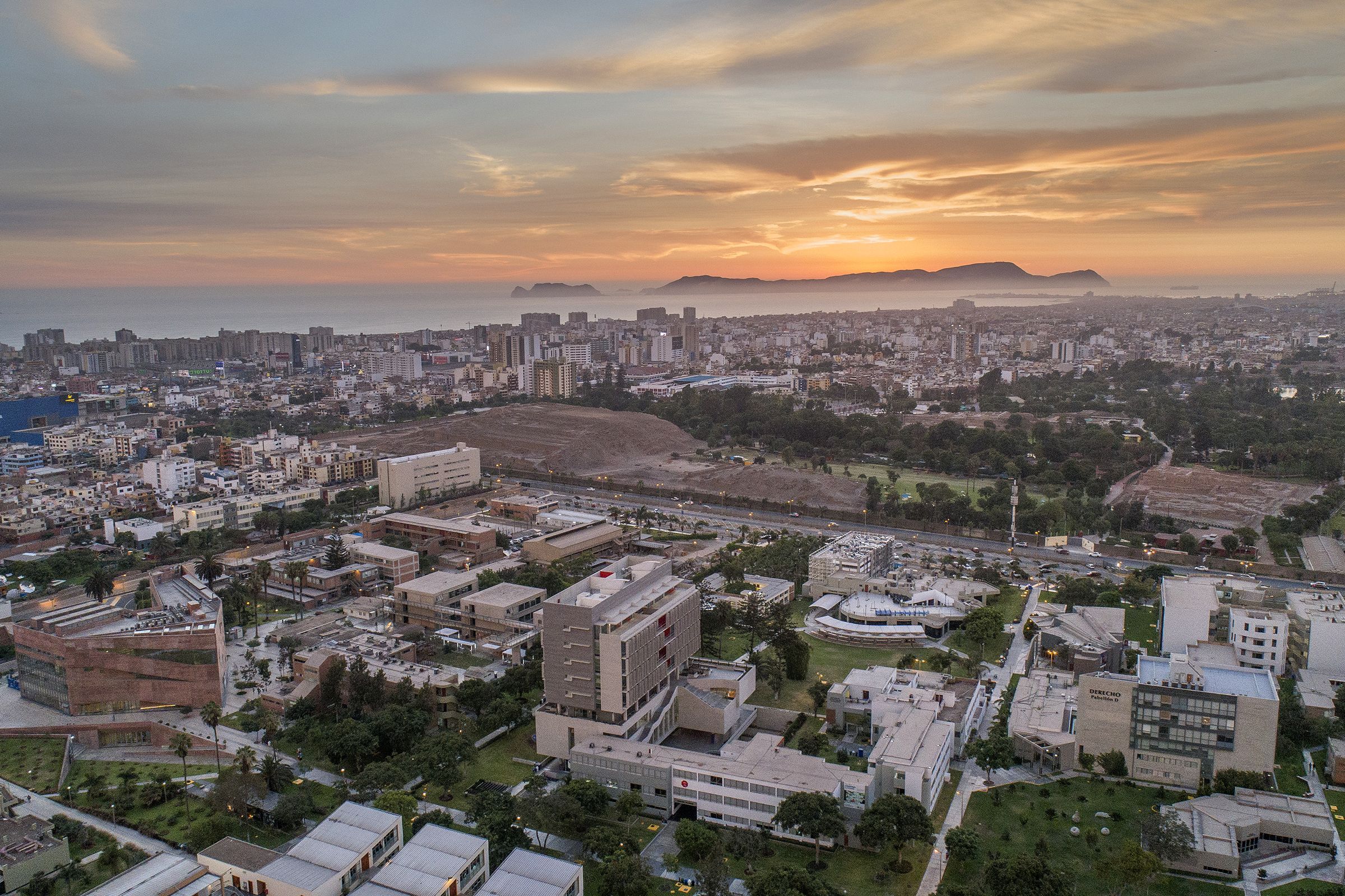 Campus PUCP al atardecer