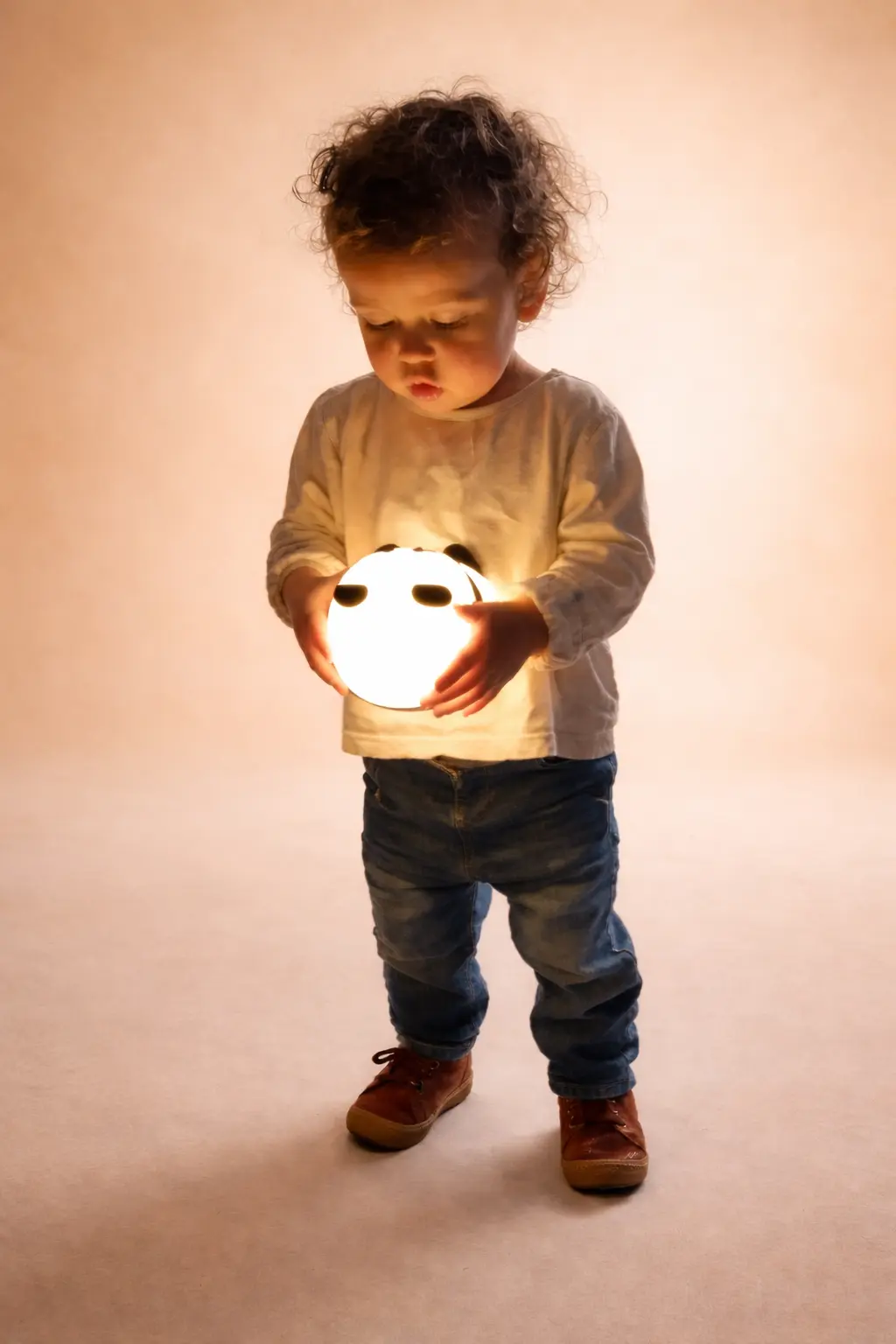 Photo d'Emie, debout avec un lumière dans les mains, elle regarde cette lumière, son visage est tourné vers le bas