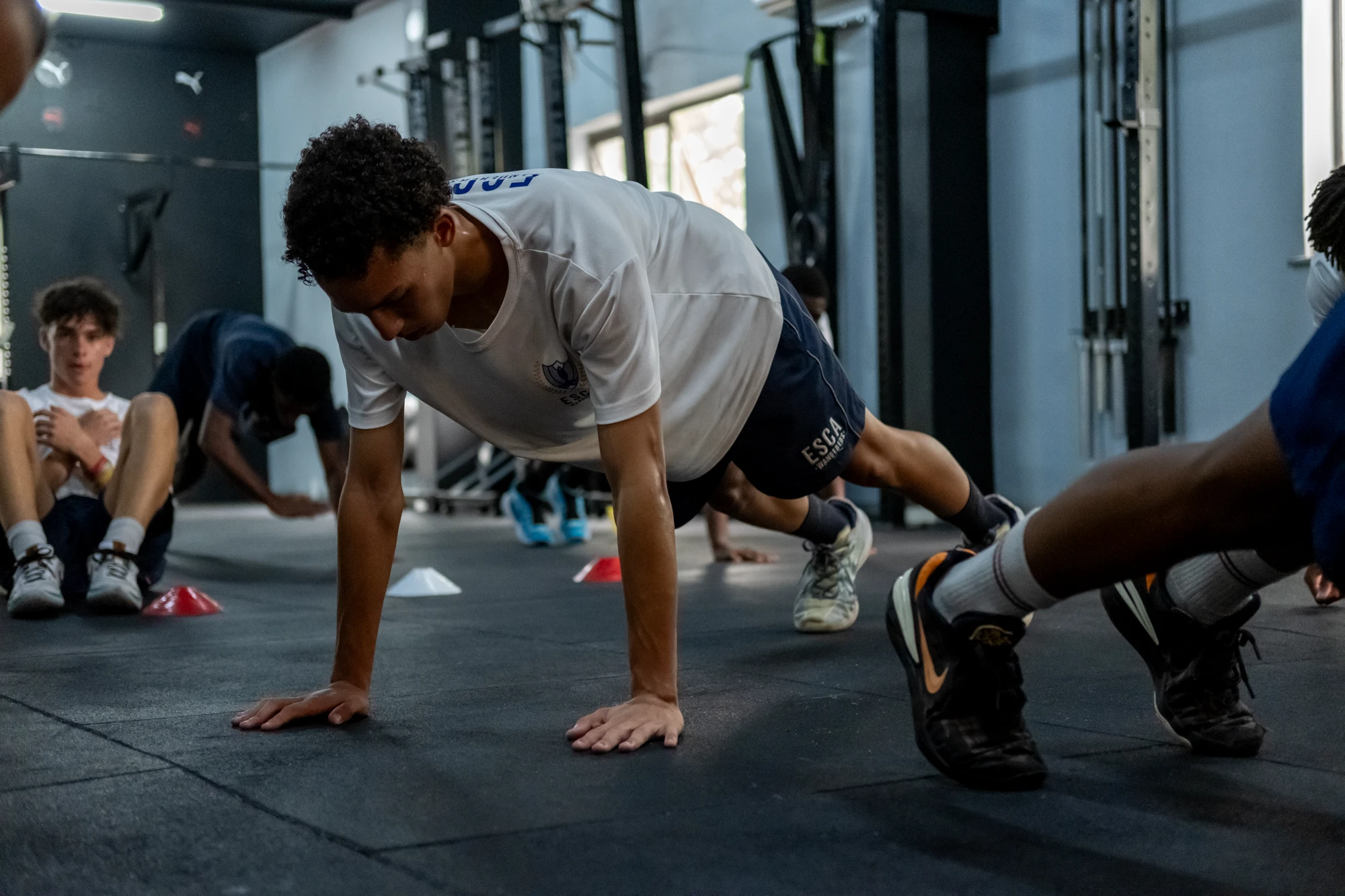 Esca Young Man Doing Push Ups In Gym