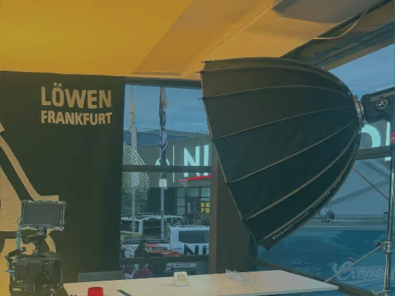Aufbau vor dem Vereinsbanner