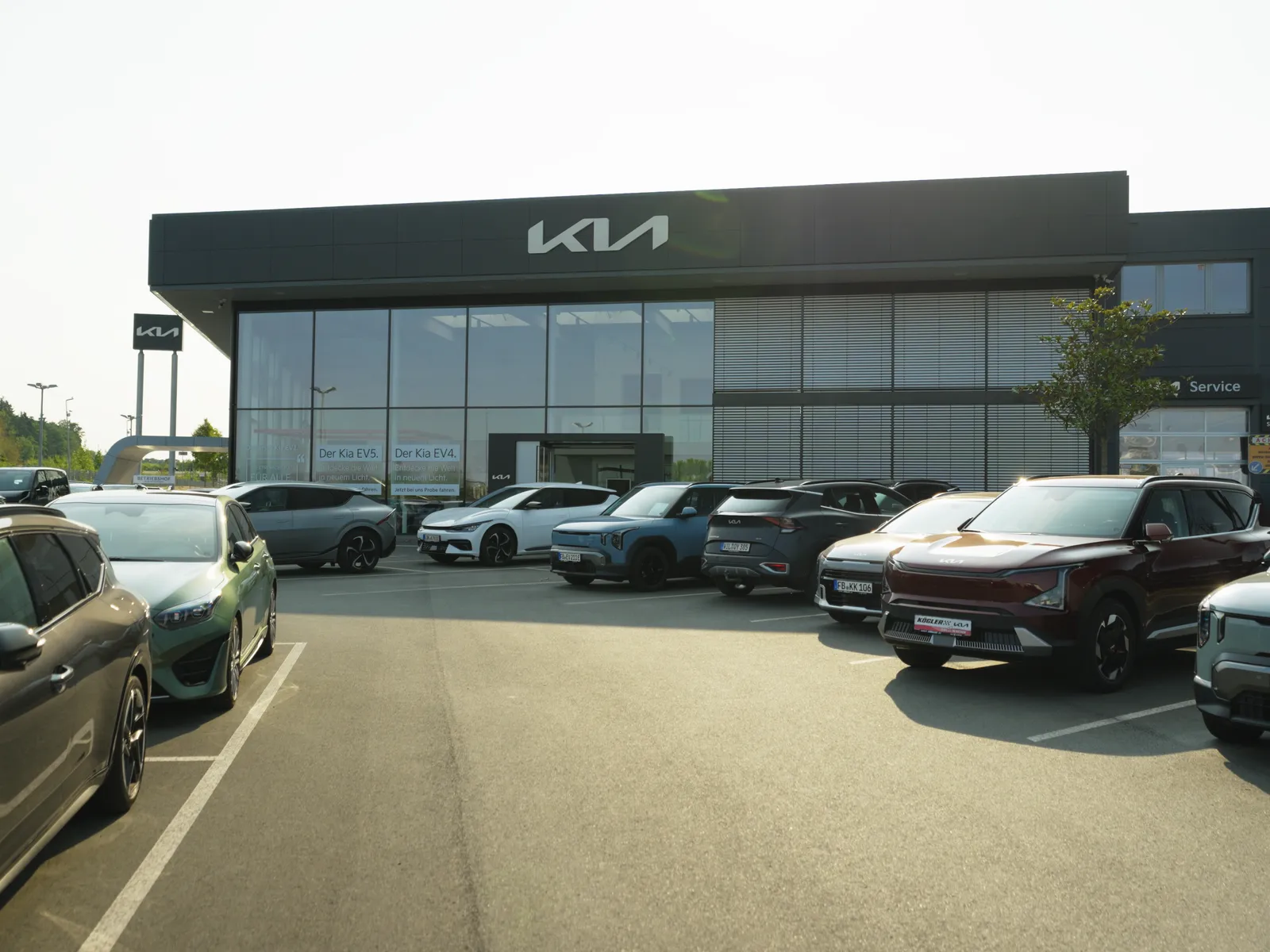 Hof des Autohauses mit Showroom und Fahrzeugen