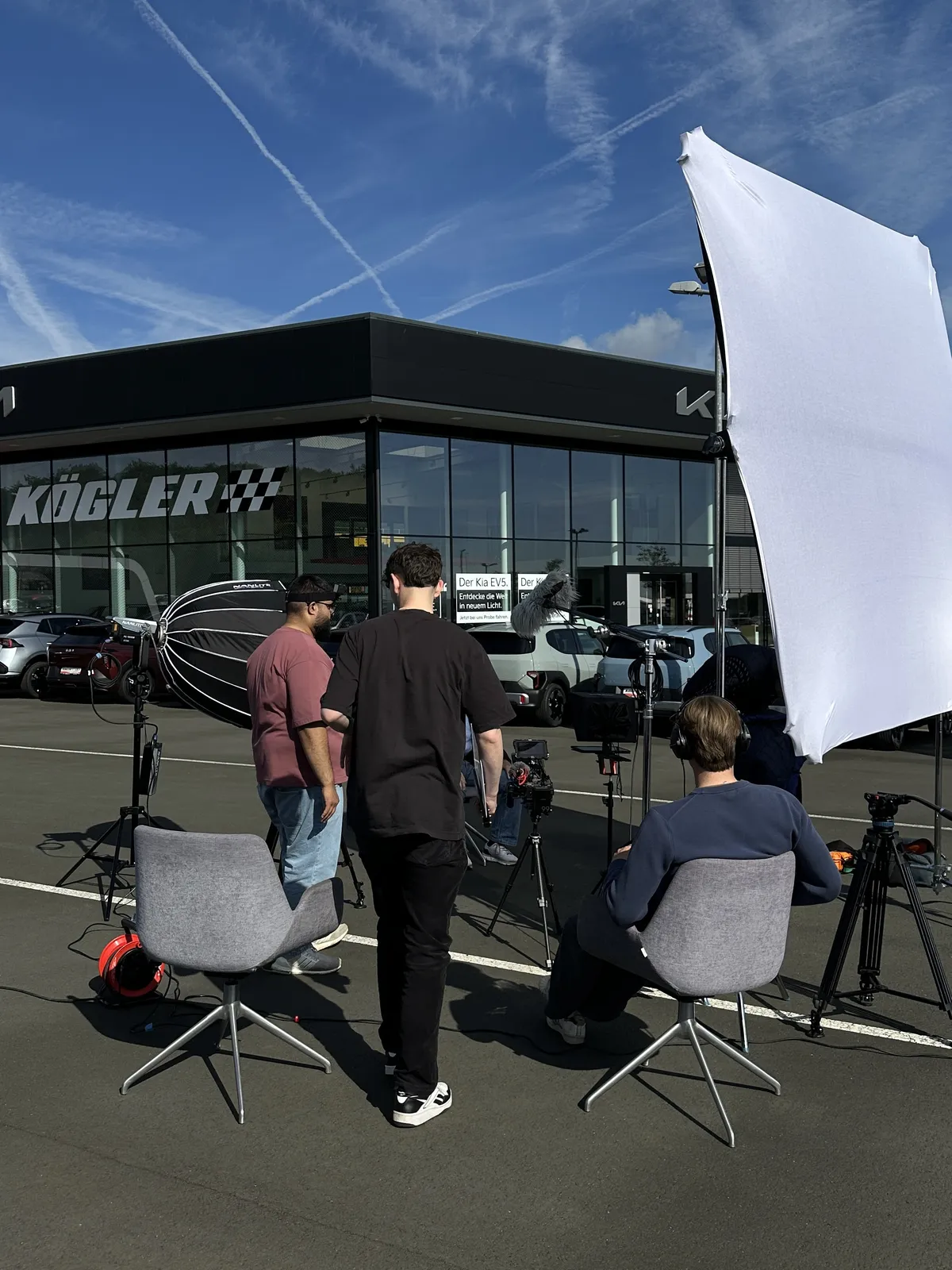 Crew baut das Interviewset vor dem Showroom auf