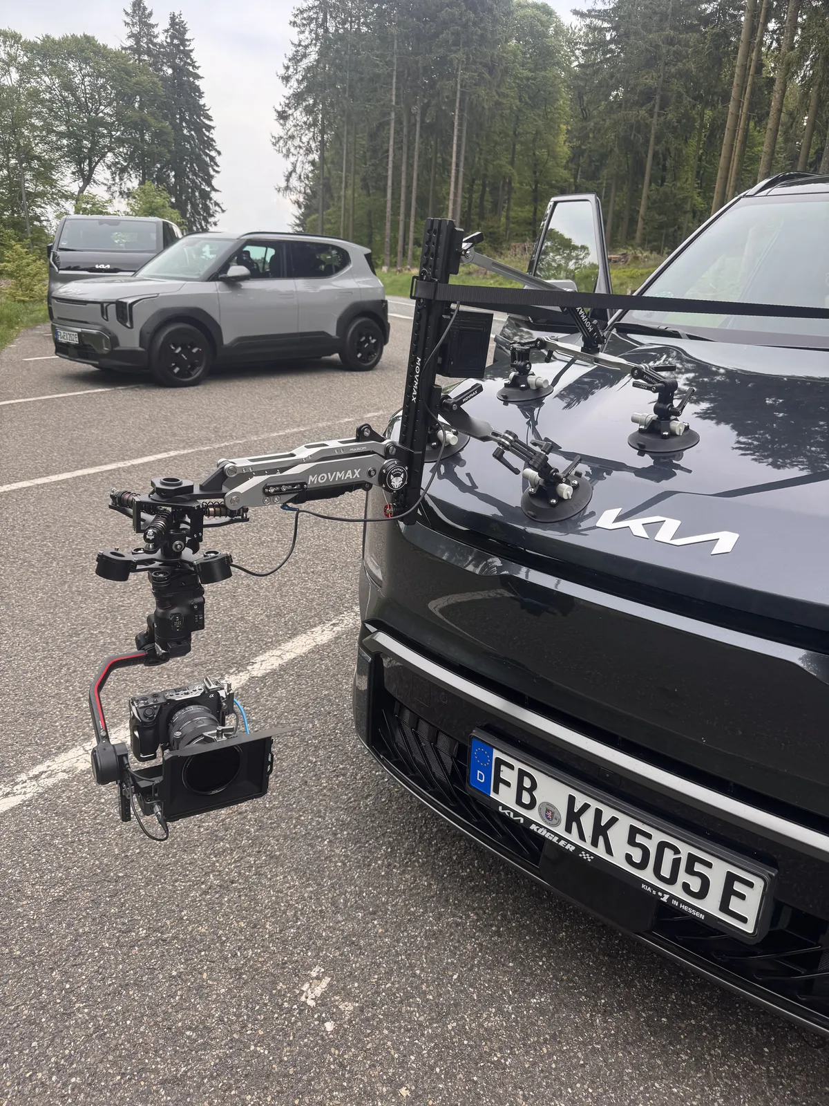 Kamera am Car Rig auf der Motorhaube
