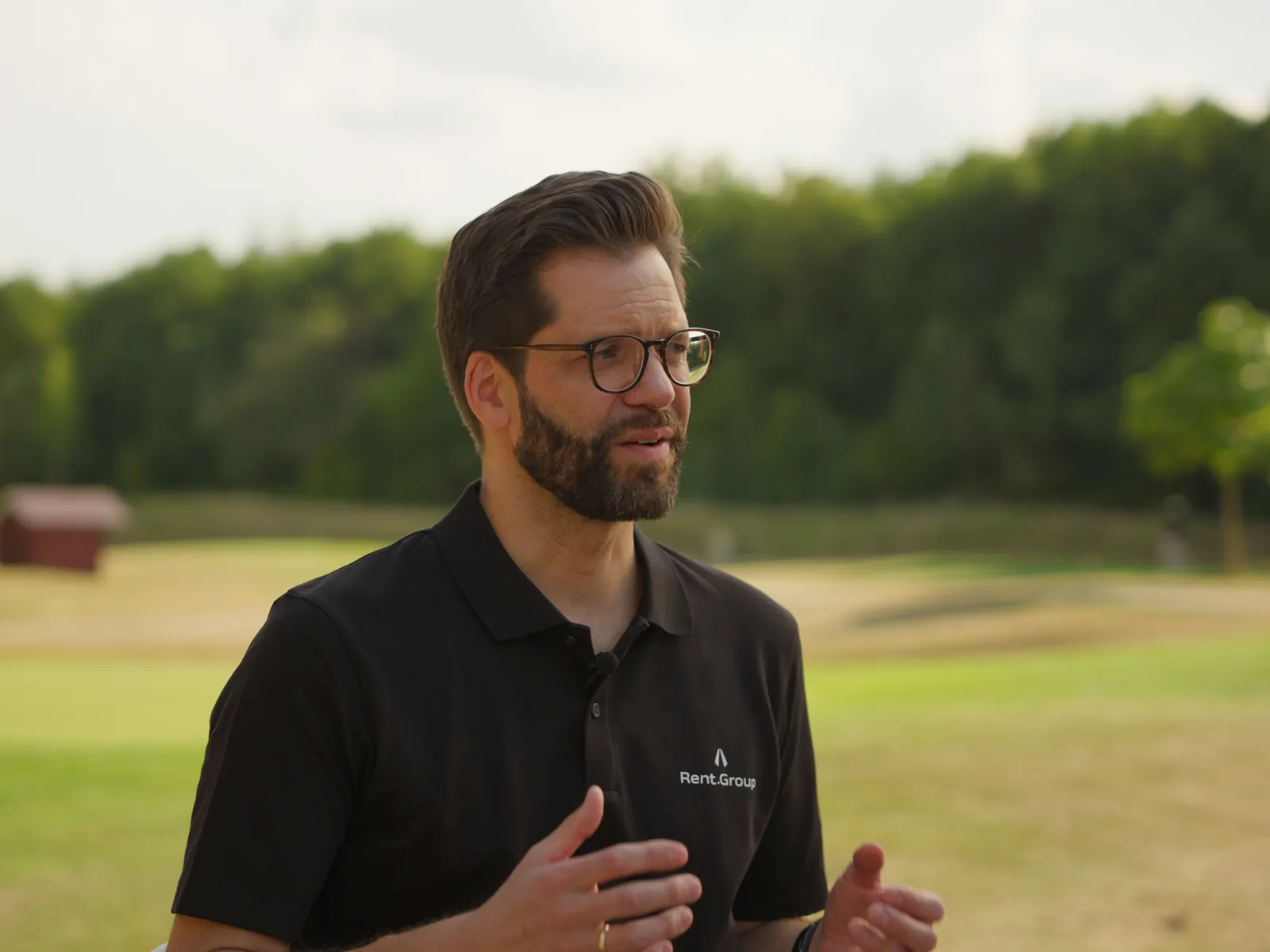 Chris Römhild im Interview auf dem Golfplatz