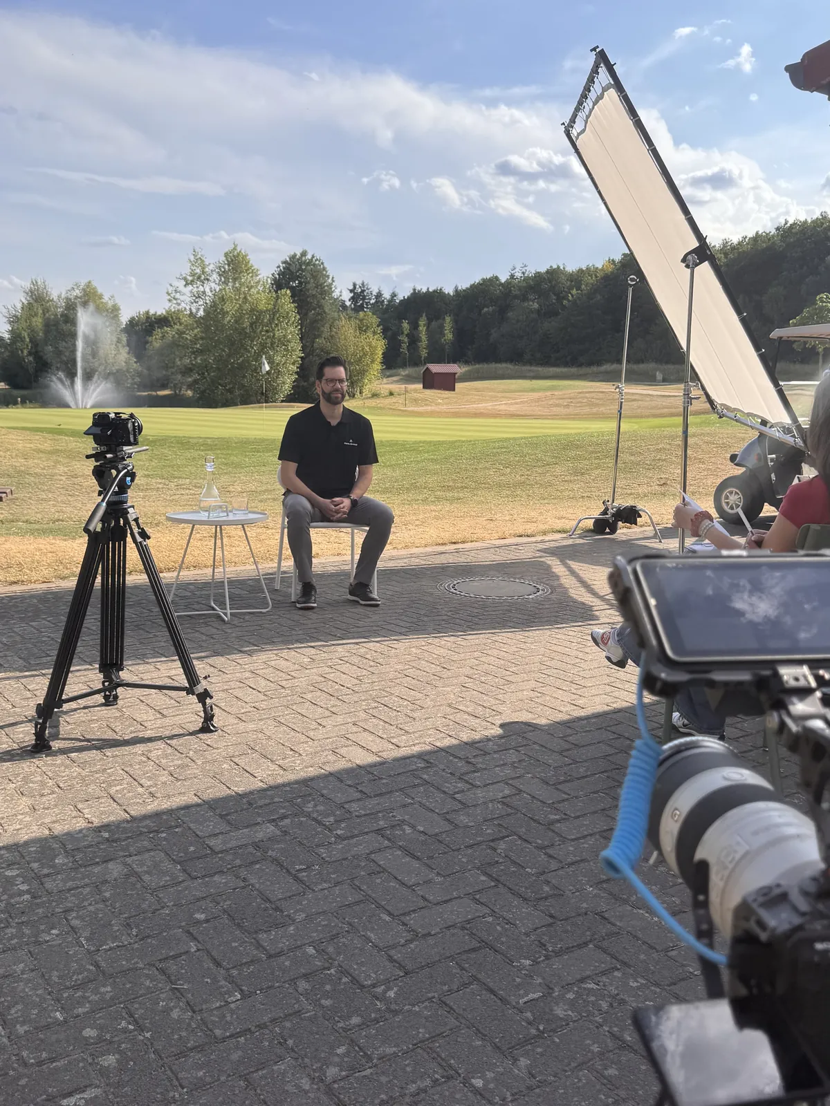 Interviewset mit Kamera und Butterfly Frame am Golfplatz