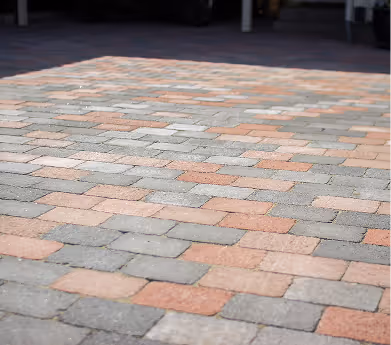 Boden aus grauen und roten gepflasterten Steinen im Muster verlegt.