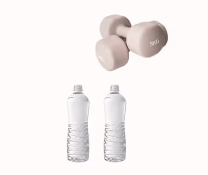 Гантелі або пляшки з водою