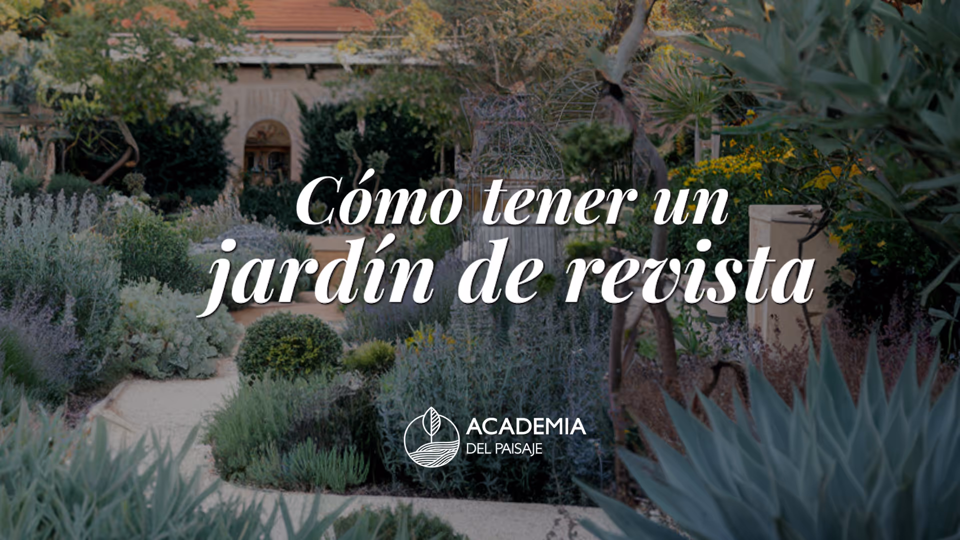 Un jardín bien cuidado con plantas verdes y flores, con texto sobreimpreso que dice 'Cómo tener un jardín de revista' y el logo de Academia del Paisaje.