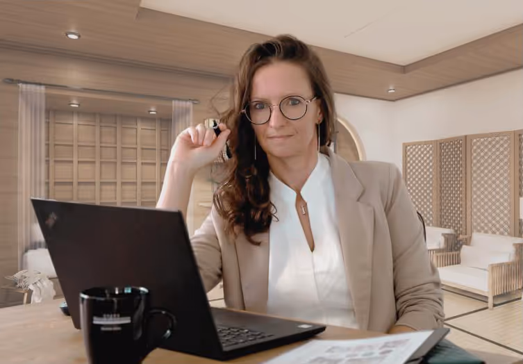 Susanne Osterloh am Schreibtisch