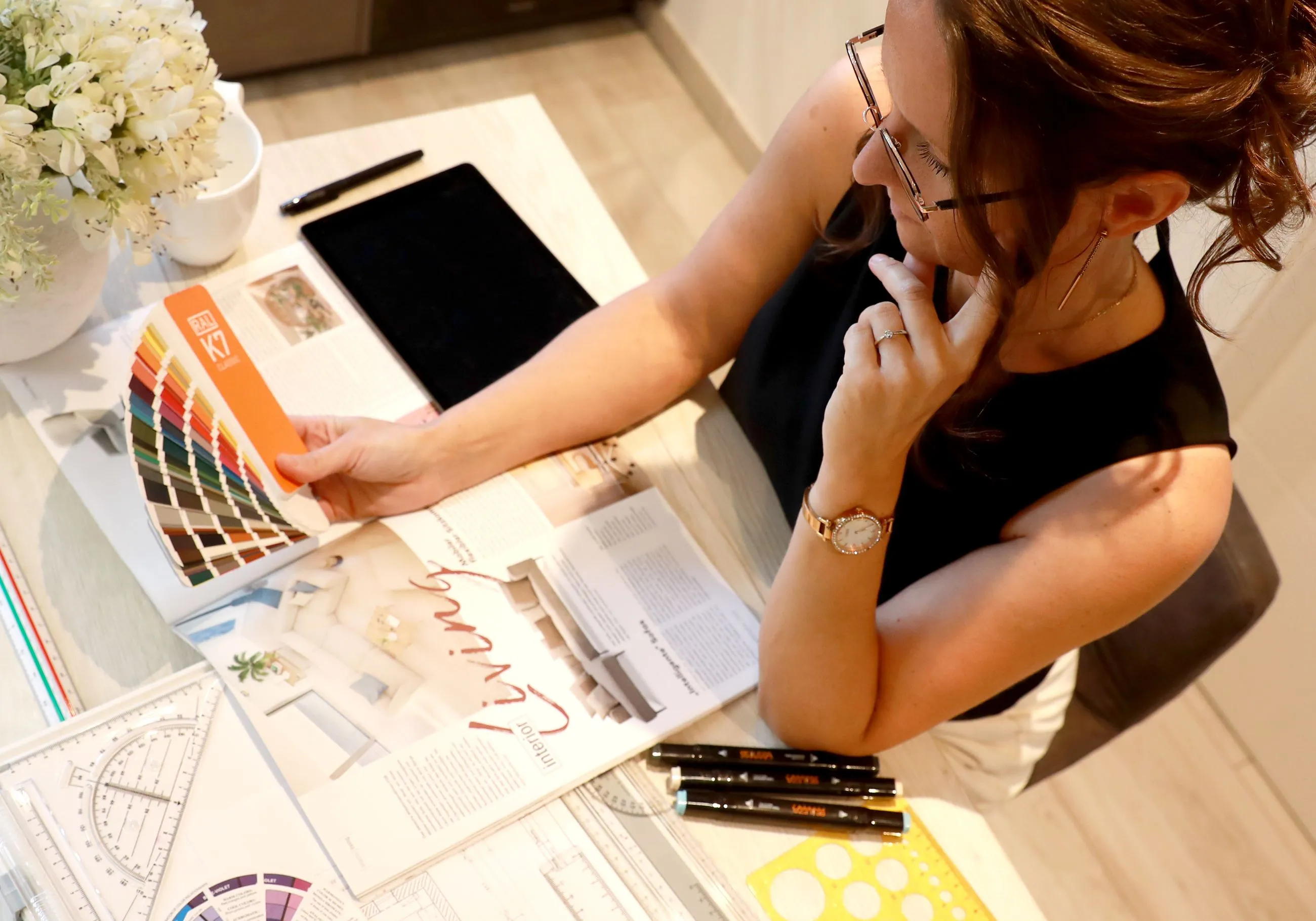 Susanne Osterloh am Schreibtisch