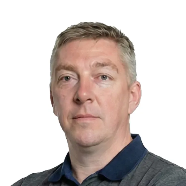 Portrét muže se světle hnědými vlasy a modrýma očima v tmavé polokošili.