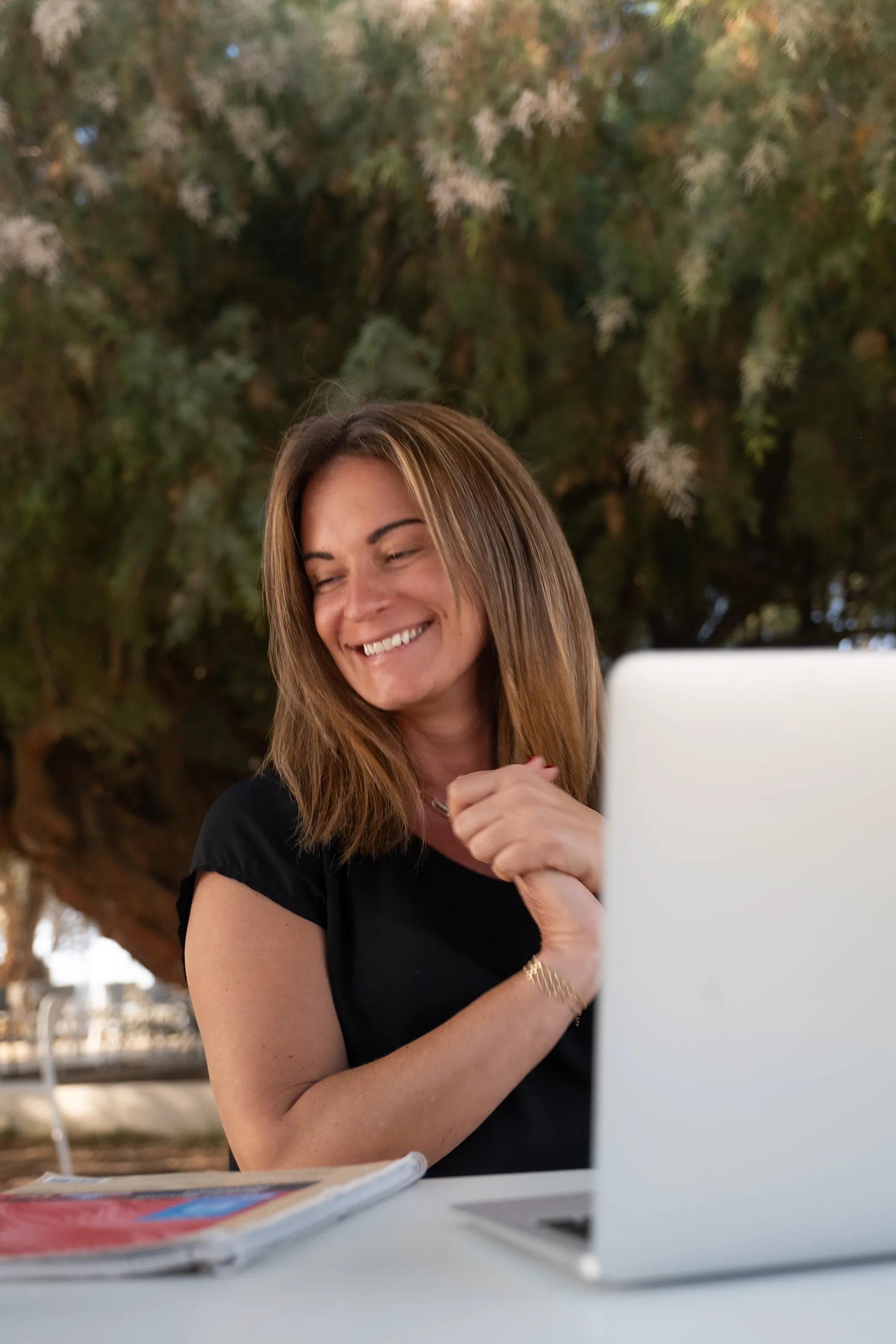 Marie Siber lacht bei der Arbeit am Laptop