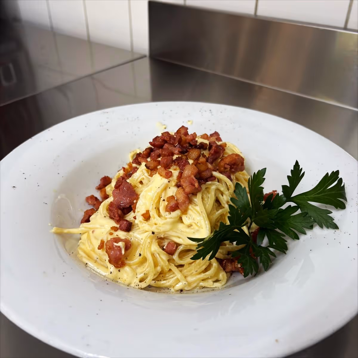 pizzapastaconamore - Ein Teller voll Glück: cremige Pasta, knuspriger Speck und ganz viel Liebe.