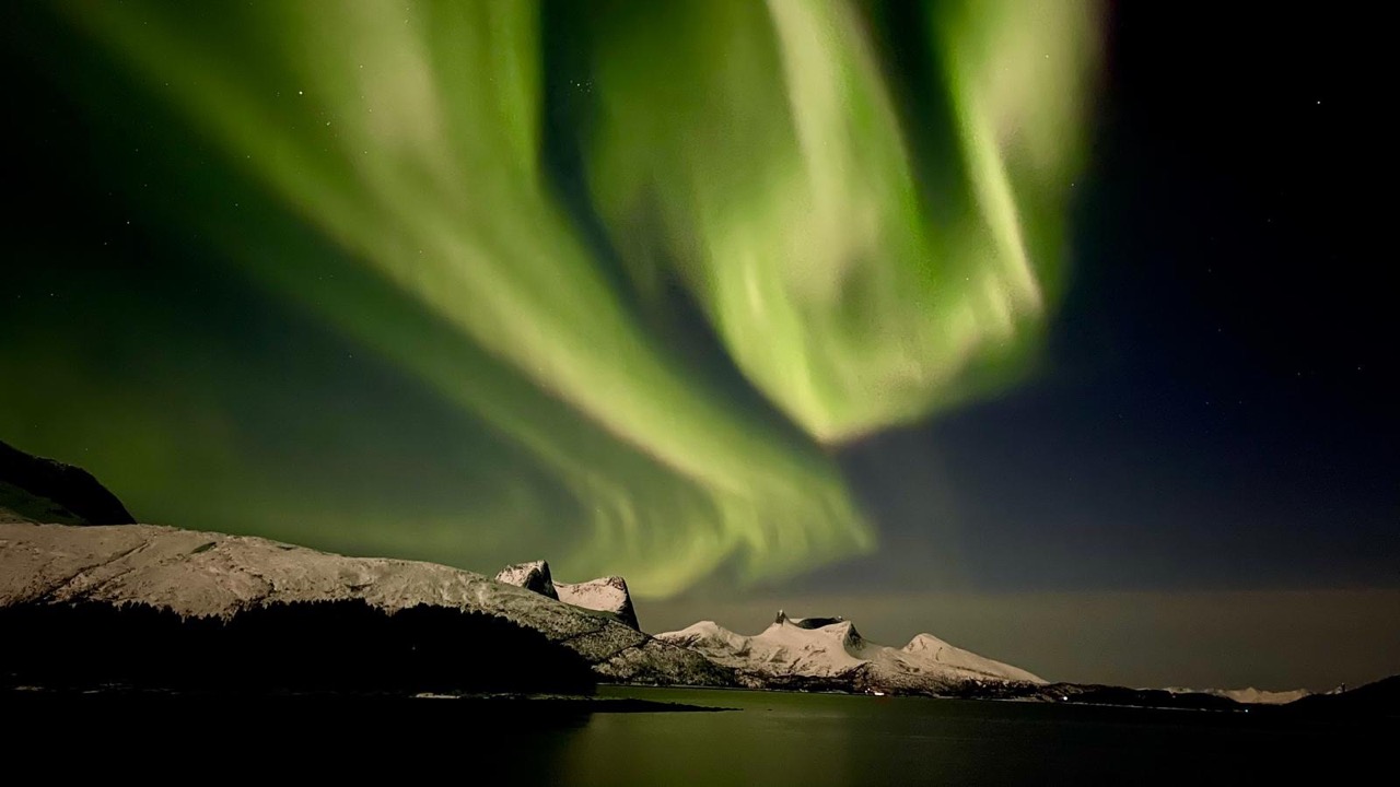 Northern lights in front of a mountain
