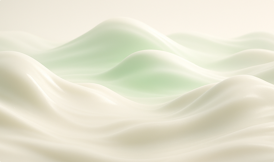 Zachte, golvende texturen in blanco en groene tinten die een serene, golvende landschapsillusie creëren.