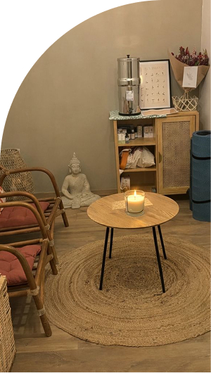 Salle de yoga, bien être deux chaise, une table, une bougie