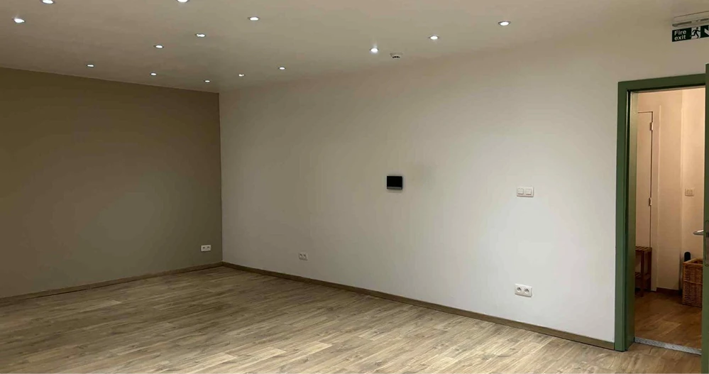 salle de yoga avec une porte et led au plafond
