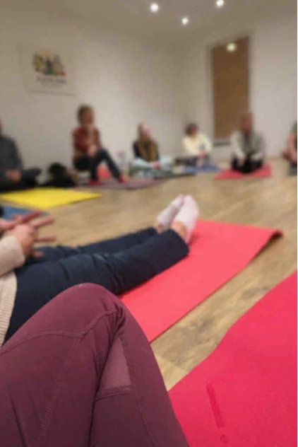 ambiance d'une séance de yoga au centre équilibre Ath