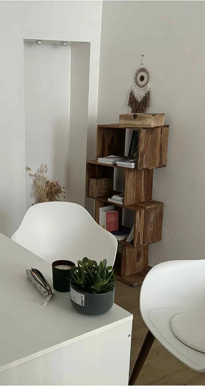 bureau de nutritionniste, une table et deux chaises