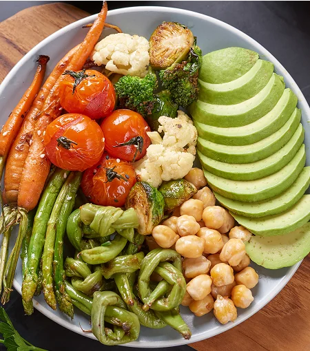 tomates, carrottes, avocat, plat équilibré