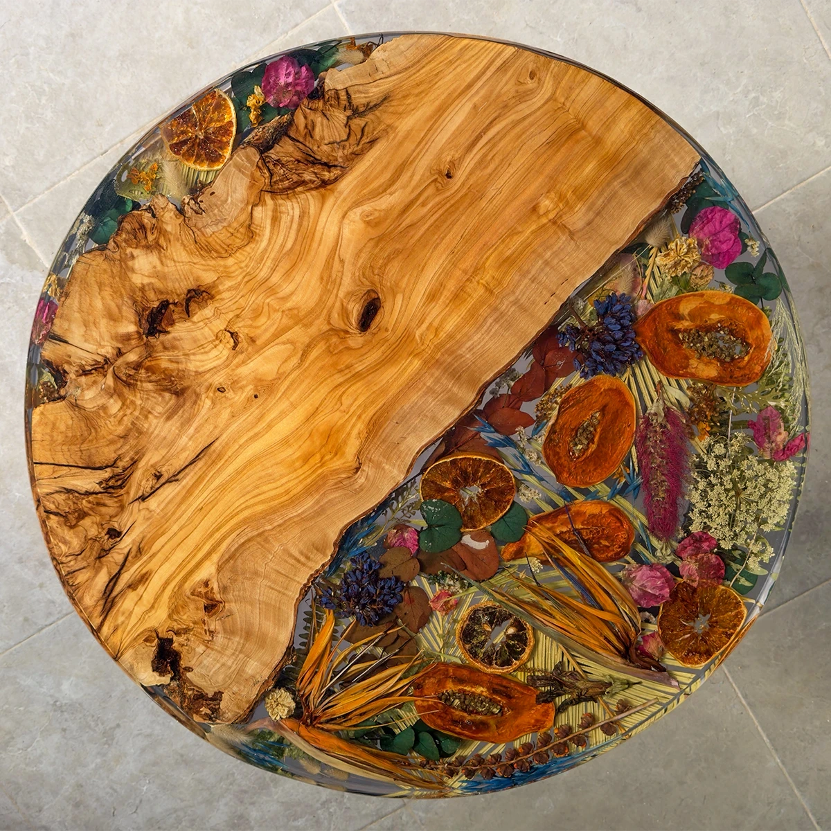 Mesa Fruits and Flowers de Aluna, detalle de flores y frutas secas en resina fumé