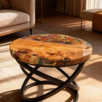 Mesa Fruits and Flowers de madera de olivo y resina fumé con flores naturales, formato cuadrado