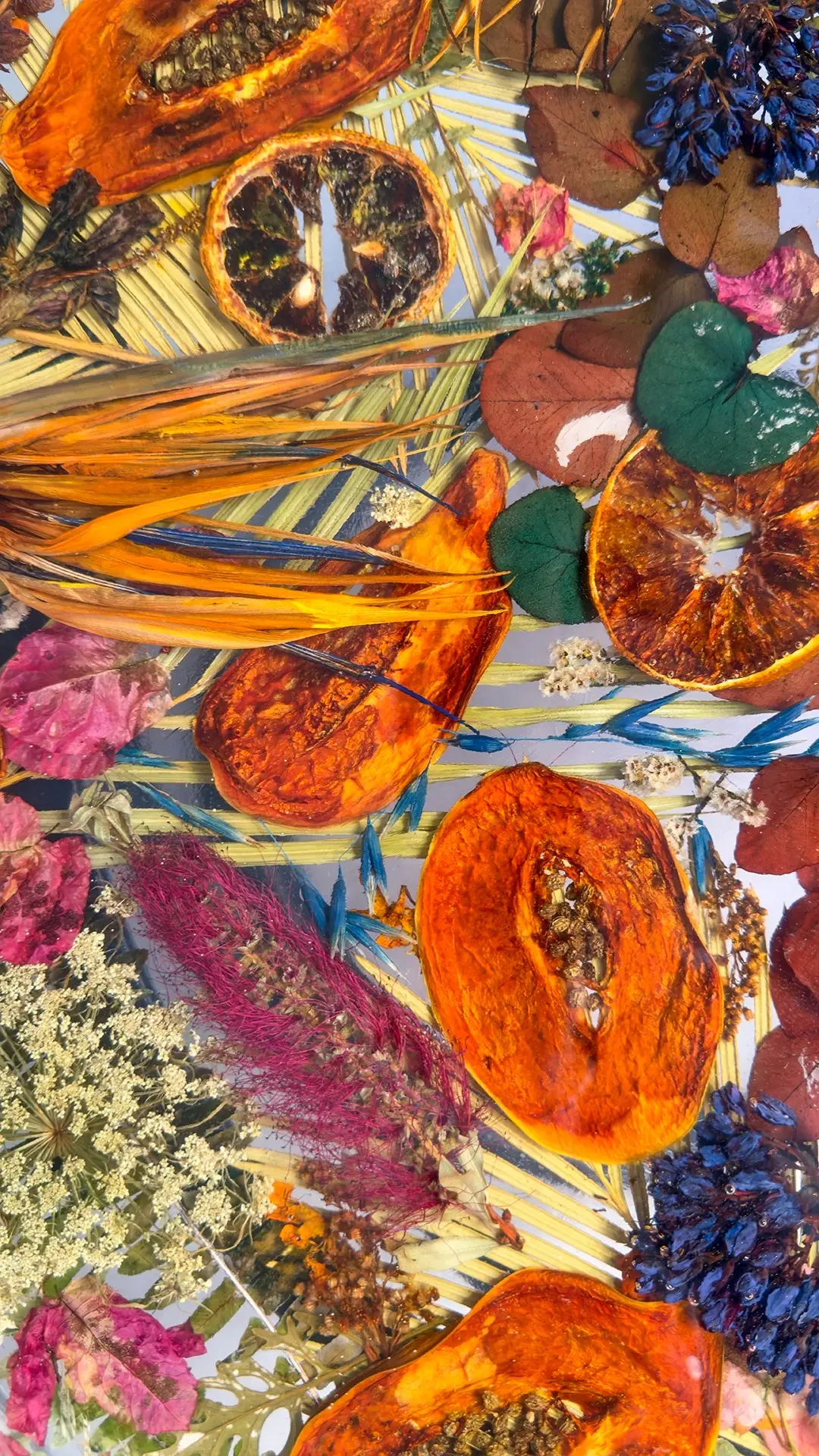 Detalle macro mesa centro olivo resina epoxi papaya deshidratada naranja flores preservadas - Aluna Crafted Mallorca