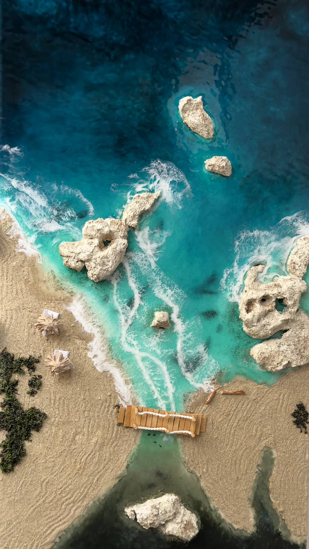 Detalle cuadro de resina oceano playa con rocas 3D, arena natural y olas turquesa - hecho a mano en Mallorca por Aluna - ocean resin art