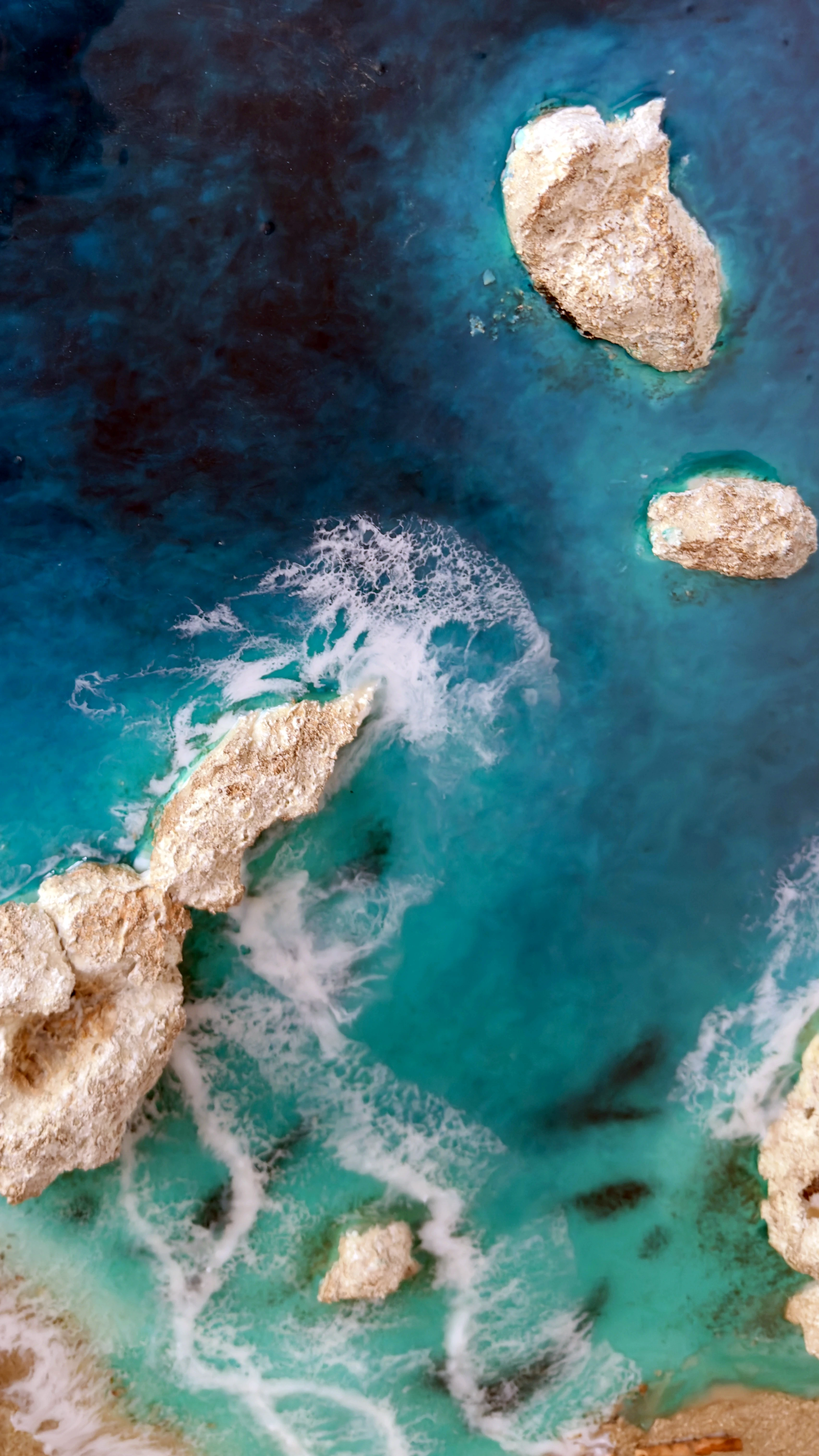 Detalle rocas cuadro de resina oceano con espuma blanca y agua turquesa - hecho a mano en Mallorca por Aluna