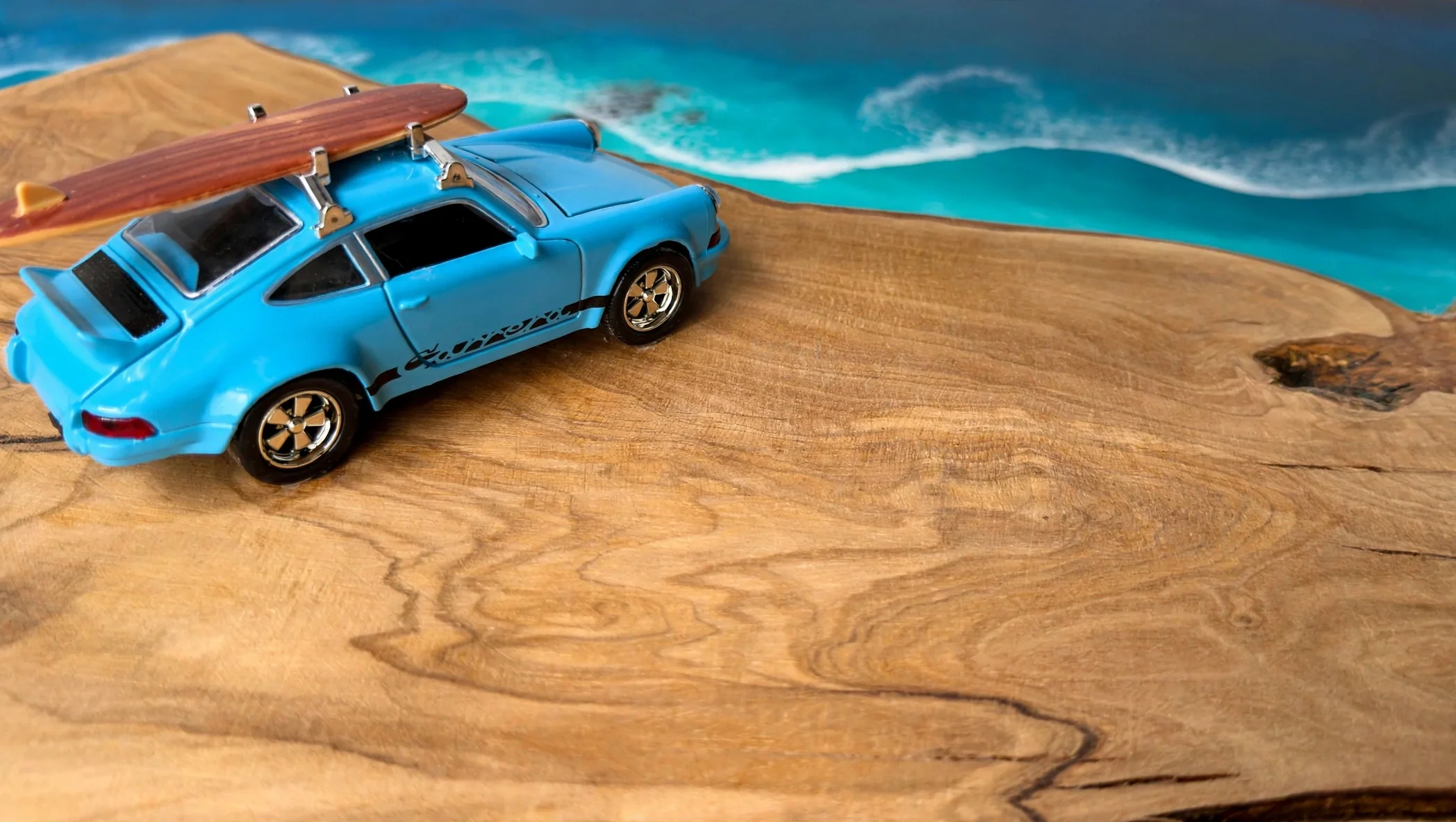 Cuadro resina surf Porsche azul tabla olivo - ocean resin art - Aluna Mallorca