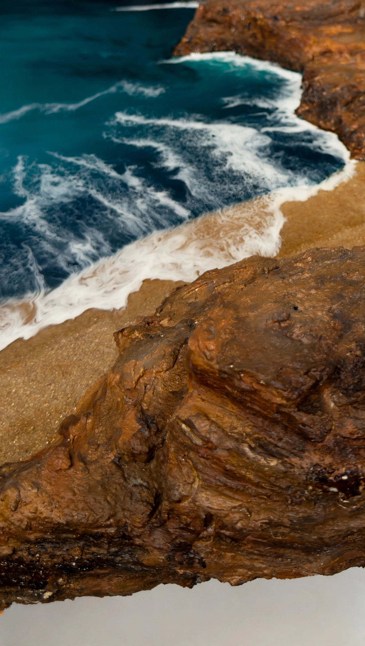 Detalle textura roca 3D cuadro resina bahía tormenta con espuma blanca, arena y mar turquesa