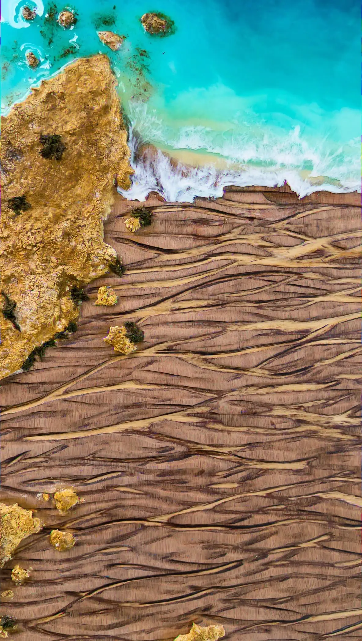 Cuadro 3D de resina epoxi con océano turquesa, islas rocosas y ola blanca sobre base de madera tallada a mano con vetas de olas, hecho en Mallorca