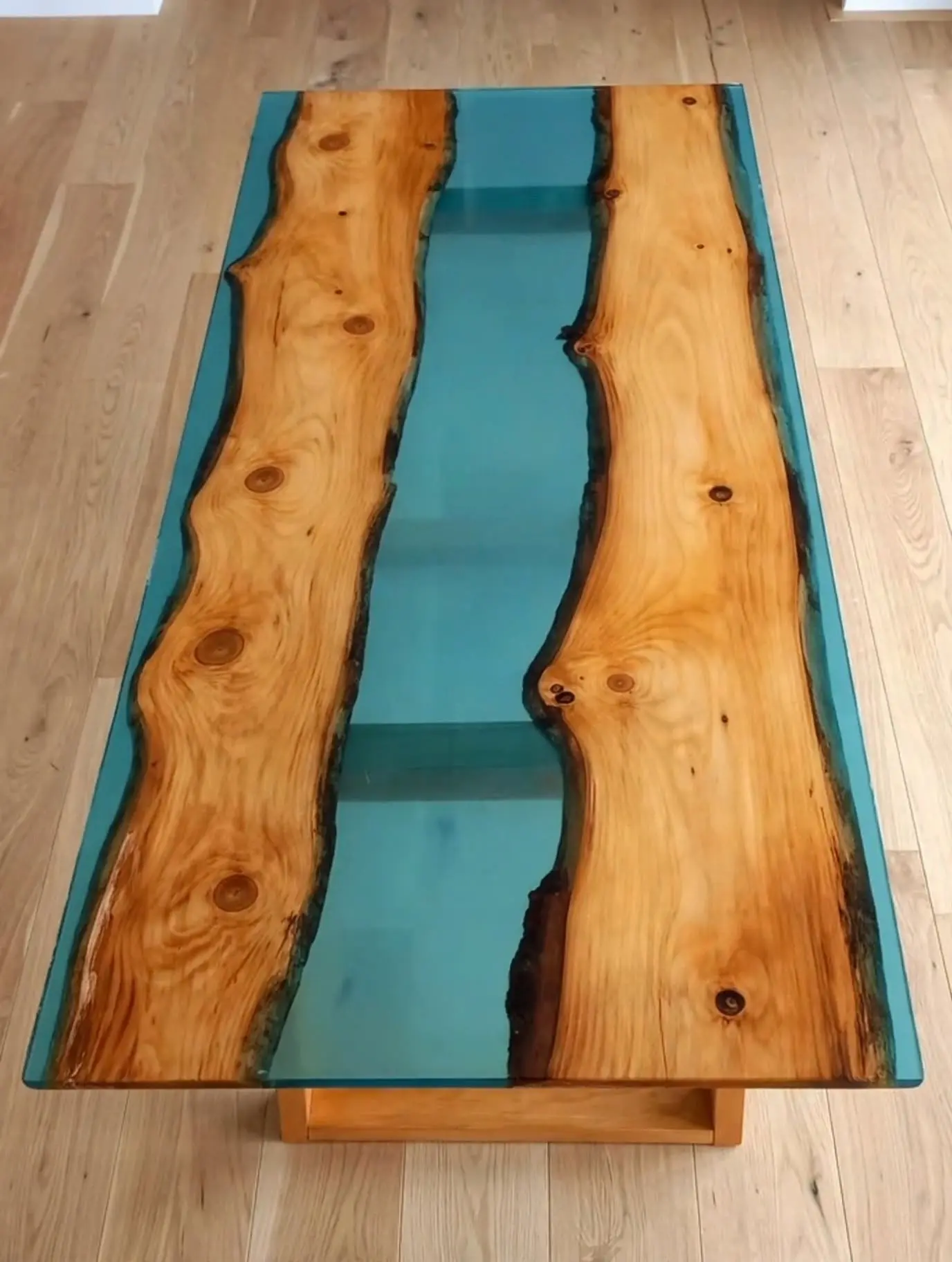 Vista superior mesa de centro río resina turquesa transparente y madera olivo con nudos naturales - Aluna Crafted Mallorca