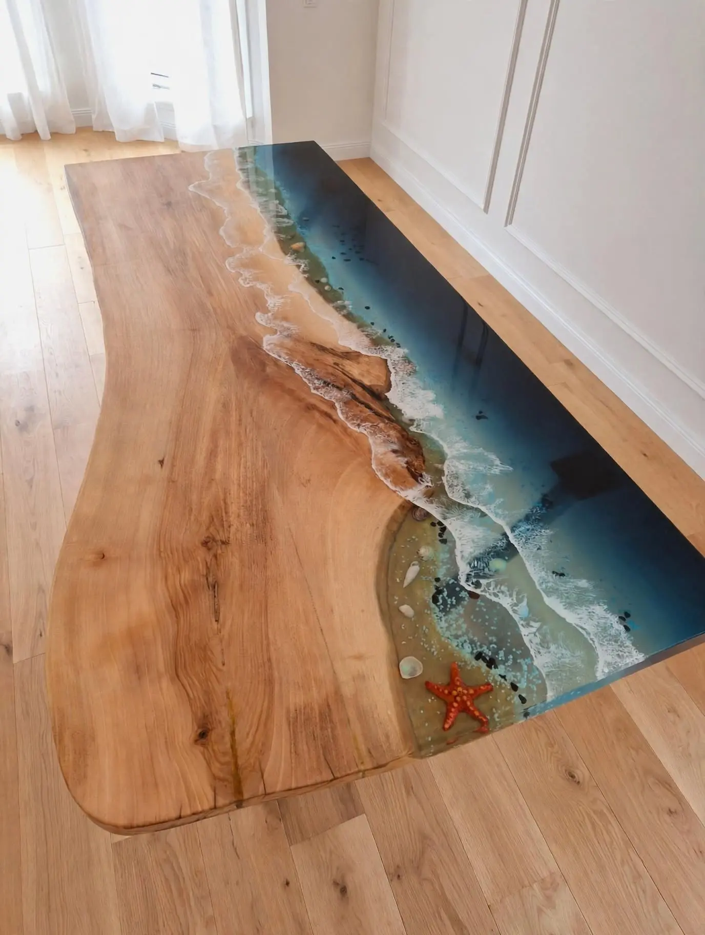 Mesa de resina transparente y madera noble con efecto mar en comedor luminoso con parquet - Aluna Crafted