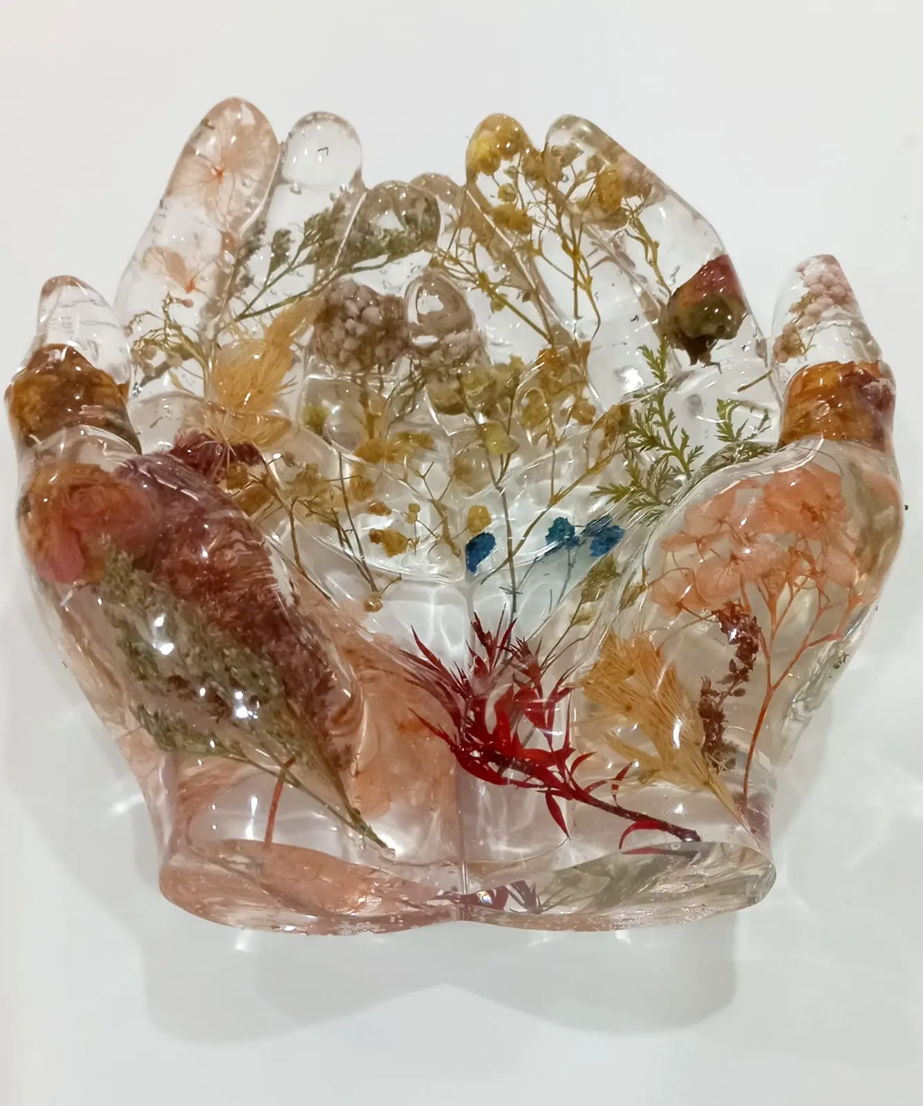 Manos en resina epoxi transparente con flores reales preservadas de colores - joyero artesanal