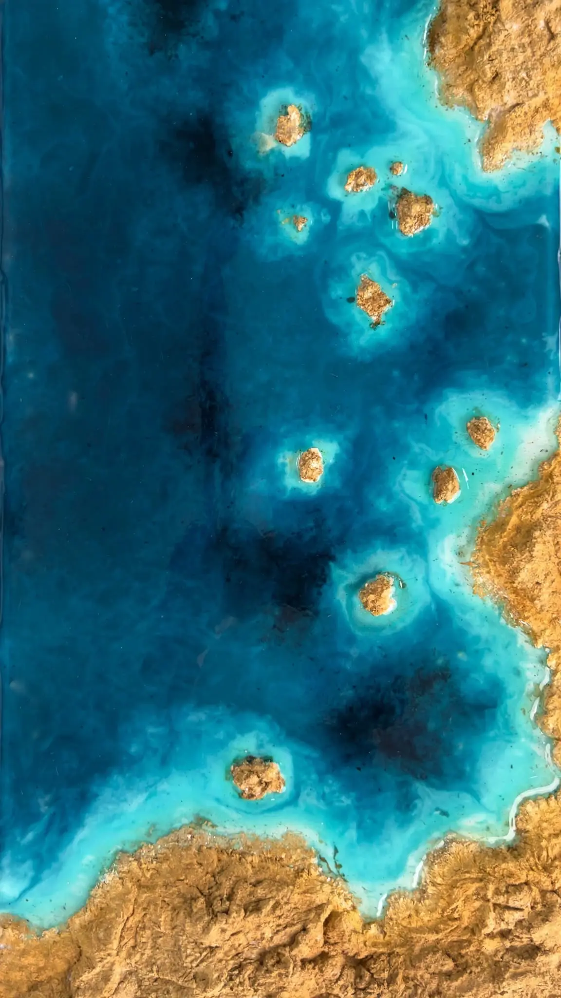 Detalle cuadro resina oceano islas doradas con agua azul profundo y turquesa