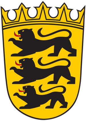 Wappen von Baden-Württemberg mit drei schwarzen Löwen mit roten Zungen auf goldenem Schild unter einer goldenen Krone.