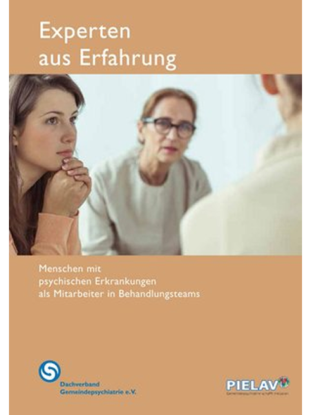 Drei Personen in einem Gespräch, zwei Frauen schauen aufmerksam auf eine dritte Person, Text: Experten aus Erfahrung, Menschen mit psychischen Erkrankungen als Mitarbeiter in Behandlungsteams.