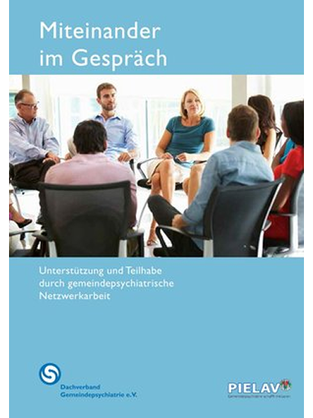 Eine Gruppe von sechs Personen sitzt im Kreis und führt ein Gespräch in einem hellen Raum.