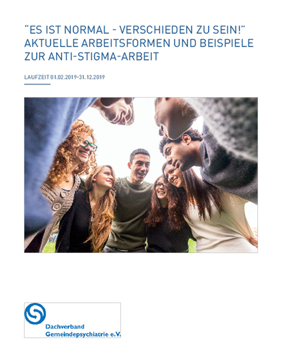 Sieben junge Menschen stehen lachend im Kreis und schauen zur Kamera, aufgenommen aus der Froschperspektive.