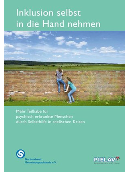 Titelbild einer Broschüre mit dem Text 'Inklusion selbst in die Hand nehmen' über einem Bild, das zwei Personen zeigt, die über eine Mauer klettern, darunter steht: 'Mehr Teilhabe für psychisch erkrankte Menschen durch Selbsthilfe in seelischen Krisen'.