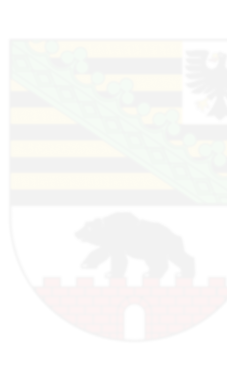 Wappen von Sachsen-Anhalt mit schwarzen und goldenen Streifen, grünem Schrägbalken mit Kleeblättern, schwarzem Adler im oberen rechten Feld und schwarzem Bären auf roter Mauer im unteren Feld.
