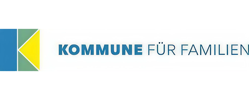Logo mit einem gelben und grünen Dreieck und dem Text 'KOMMUNE FÜR FAMILIEN'.