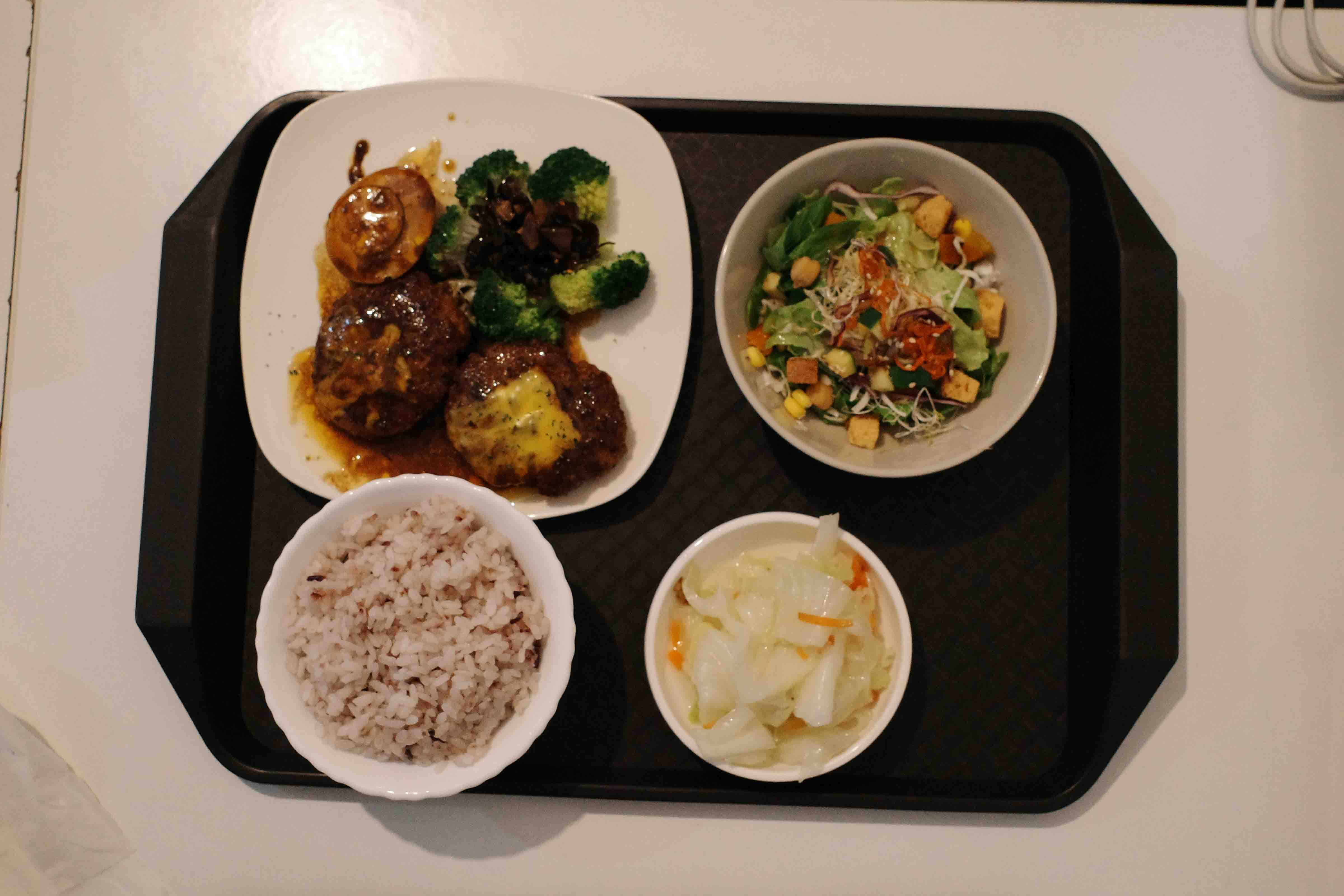 民雄晴樂廚房人氣料理，手工自製起司牛肉漢堡排定食，淋上香醇濃厚醬汁