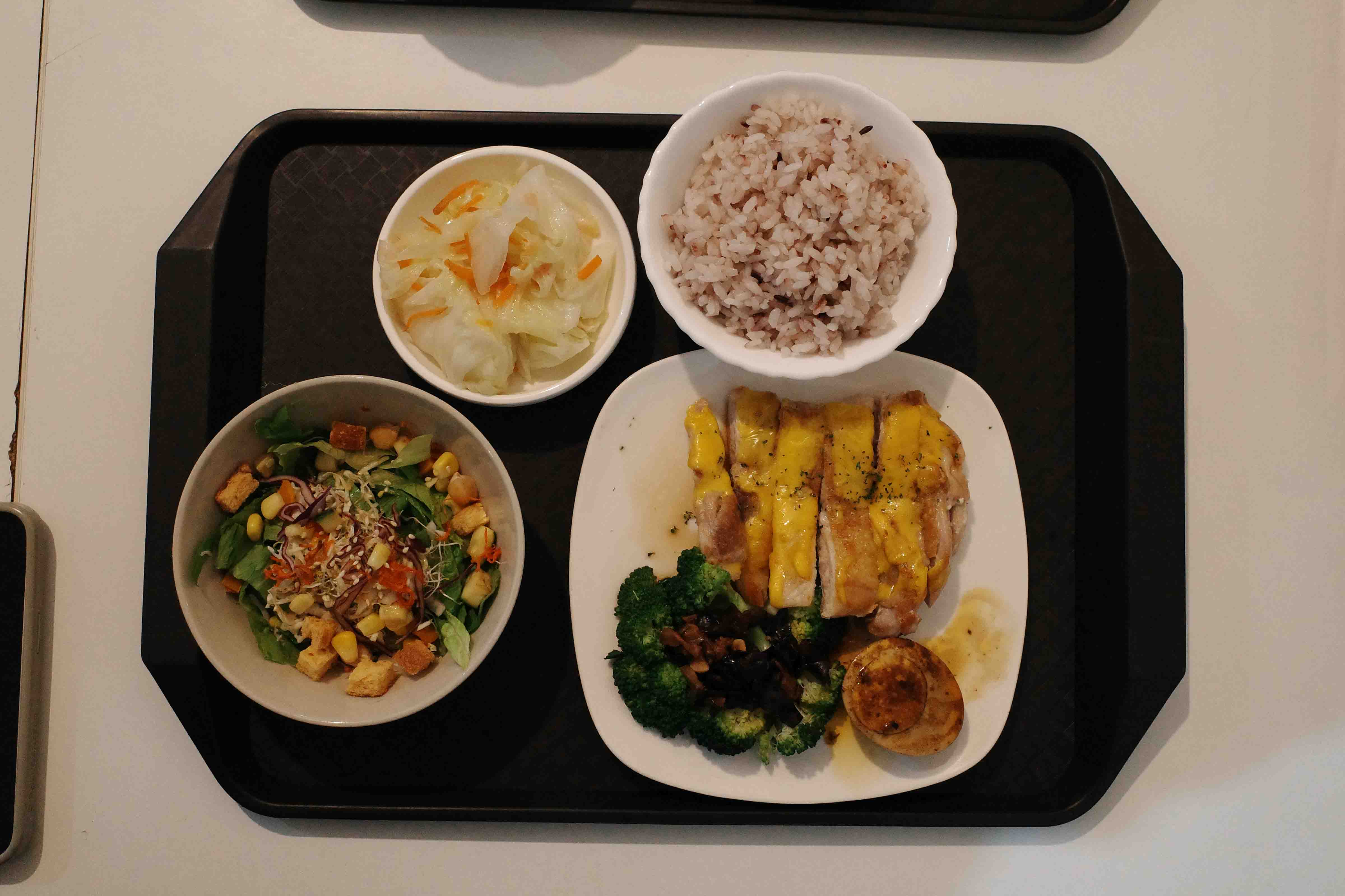 晴樂廚房獨家特調，煎烤芥末蜂蜜雞腿排簡餐，結合辛辣與香甜的美食