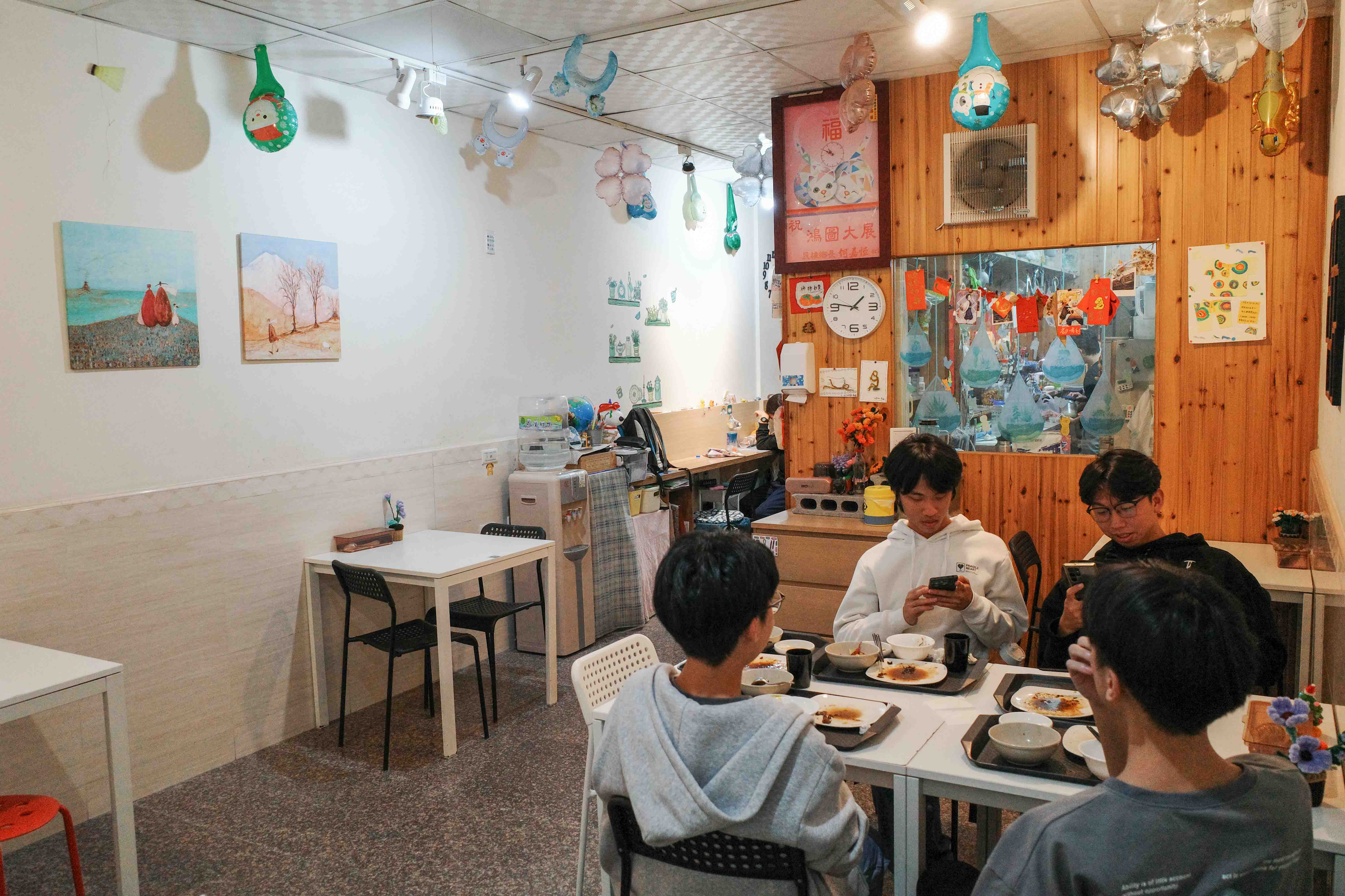 嘉義民雄晴樂廚房店內用餐環境，寬敞明亮且溫馨舒適的餐廳空間
